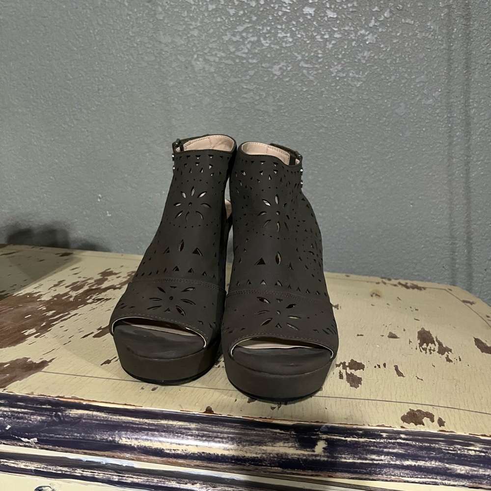 Woman’s Open Toe Wedges size 8 1/2